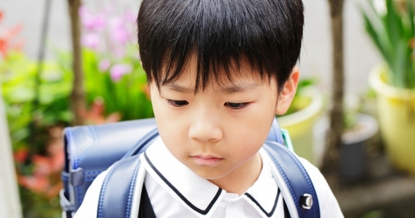 「先生に相談」「相手の親に連絡」「しばらく見守る」。仲間はずれを聞いた日の、3つの選択肢の比べ方