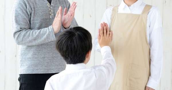 「先生に相談」「相手の親に連絡」「しばらく見守る」。仲間はずれを聞いた日の、3つの選択肢の比べ方