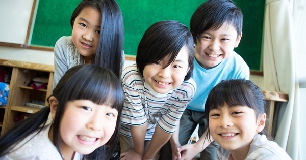 子どもの携帯電話はいつから？「正解の年齢」がない理由と、わが家のタイミングの見つけ方