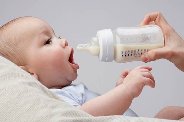 医師監修 生後3ヶ月の赤ちゃん ミルクの量はどうする 混合の場合は 年6月26日 ウーマンエキサイト 1 3