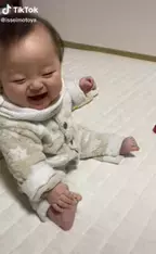パパとボール遊びする赤ちゃんが可愛すぎて「一生見てられる♡」【無限ループの笑い声】