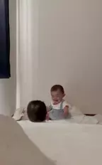 【パパは見た！】双子の赤ちゃんが内緒でお話している様子を撮影した“天使動画”はこちらです♡