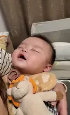 寝ながら笑ってる……!!  どんな夢を見ているのか気になりすぎる、にぱぁ～♡とほほ笑む赤ちゃん