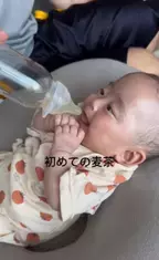 勢いよく吸いついたが…騙された!! 気が付いた赤ちゃんの表情に注目「大好きなミルクだと思ったのに」
