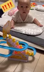 目が真ん丸!! 赤ちゃんの衝撃リアクション、いったい何にそんなに驚いたのか？