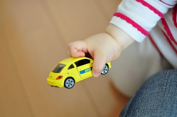 公園で小学生男子たちの優しさに感激！ 息子が紛失したおもちゃを一生懸命探して回ってくれた…！