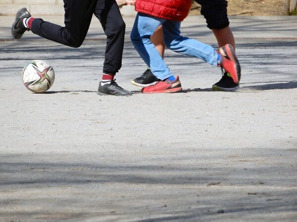 公園で小学生男子たちの優しさに感激！ 息子が紛失したおもちゃを一生懸命探して回ってくれた…！