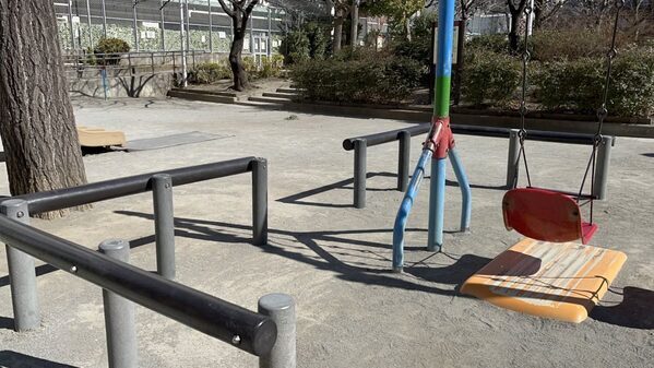 公園で小学生男子たちの優しさに感激！ 息子が紛失したおもちゃを一生懸命探して回ってくれた…！