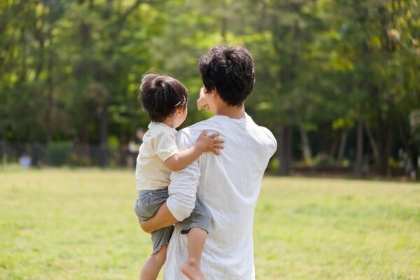 妻が第二子妊娠で緊急入院、残された父子の生活は立ち行かず…案じた近所の女性がしてくれたこと