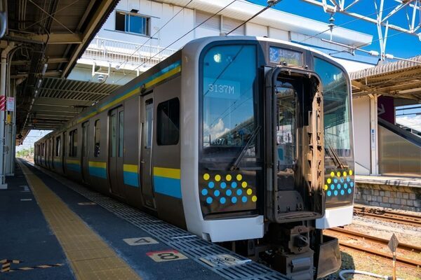 めったに乗らない地下鉄で泣き出した1歳児を抱き、片手にはベビーカー。頭をめぐる後悔…そのとき先に降りた女性が無言で