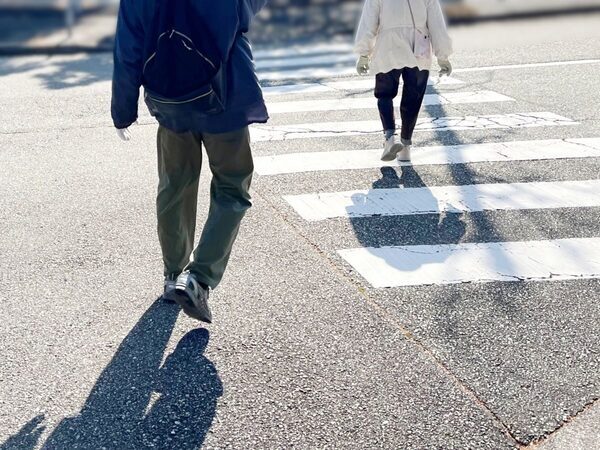 「車の鍵を貸しなさい」突然の土砂降りでスーパーの出口で立ち往生するシングルファザーに、夫婦が信じられない親切