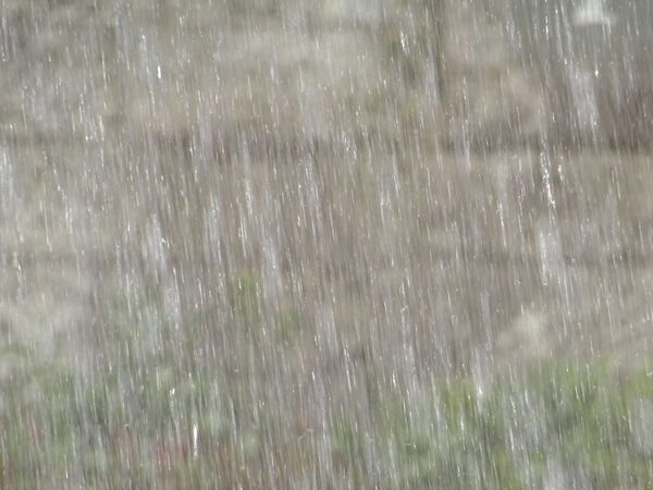 「車の鍵を貸しなさい」突然の土砂降りでスーパーの出口で立ち往生するシングルファザーに、夫婦が信じられない親切