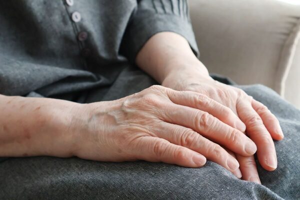 大病院への通院、雨の日の蒸し暑い電車で娘が大号泣…張り詰めた緊張の糸が切れそうになったそのとき、ある女性が言葉にしてくれたこと
