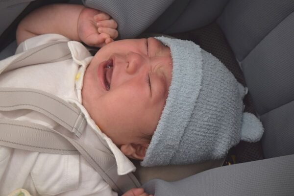 大病院への通院、雨の日の蒸し暑い電車で娘が大号泣…張り詰めた緊張の糸が切れそうになったそのとき、ある女性が言葉にしてくれたこと