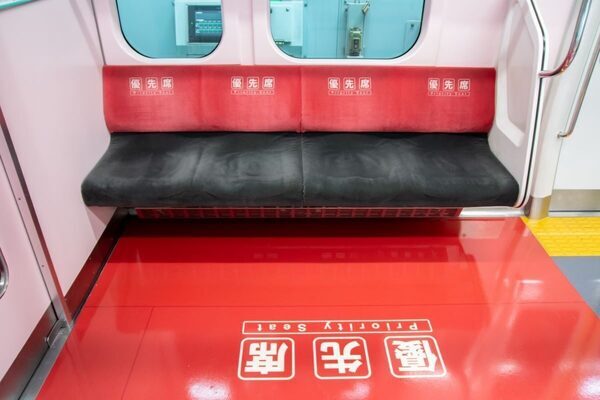 妊娠中の妻と電車に乗ると年配男性がこちらの方に向かってきた！その後の男性の配慮が忘れられない