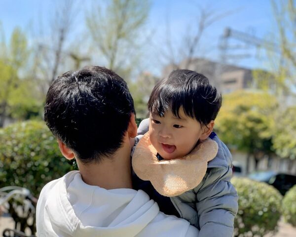 妊娠中の妻と電車に乗ると年配男性がこちらの方に向かってきた！その後の男性の配慮が忘れられない