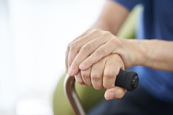 妊娠中の妻と電車に乗ると年配男性がこちらの方に向かってきた！その後の男性の配慮が忘れられない