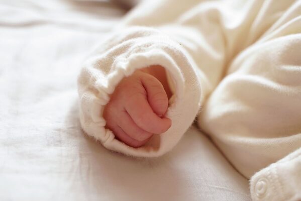 「どうして孫の顔をすぐに見せに来ないんだ」強いショックを受けた義両親の言葉…泣き出した妻に、夫は？