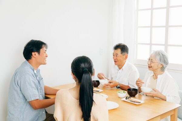 食事をするときはテレビを消して政治の話をするのが常識！ 義実家ルールに最初は驚いたけれど…