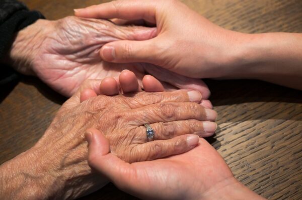 実の娘のように接してくれた義母が、高齢者施設に入ることに。荷物整理の際、「あなたにあげたいのよ」と私に差し出してきたものは…？