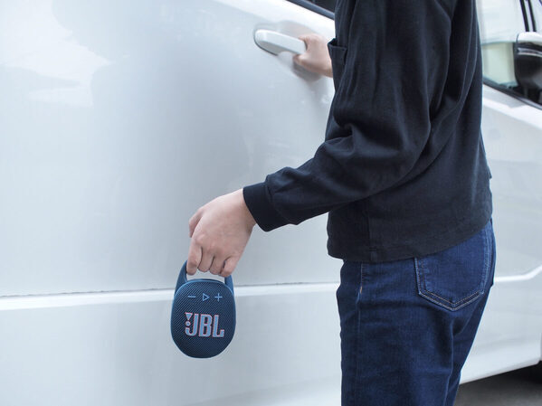 カラビナフックがポイント！ 持ち運び便利！ 後部座席で子どもたちが楽しめる「ポータブルスピーカー」活用術