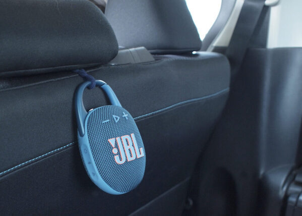 カラビナフックがポイント！ 持ち運び便利！ 後部座席で子どもたちが楽しめる「ポータブルスピーカー」活用術