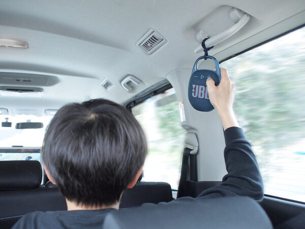 カラビナフックがポイント！ 持ち運び便利！ 後部座席で子どもたちが楽しめる「ポータブルスピーカー」活用術