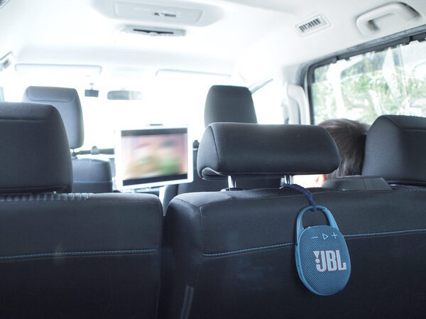 カラビナフックがポイント！ 持ち運び便利！ 後部座席で子どもたちが楽しめる「ポータブルスピーカー」活用術