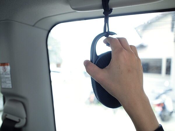 カラビナフックがポイント！ 持ち運び便利！ 後部座席で子どもたちが楽しめる「ポータブルスピーカー」活用術