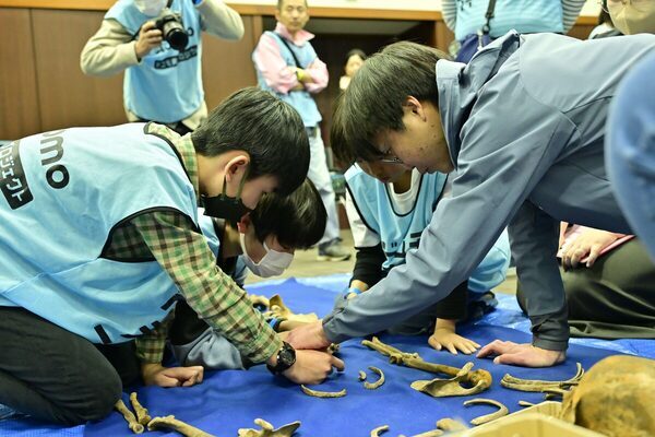 「これは鎖骨を刀で斬られた江戸時代の侍の骨」子どもたちが人骨から推理！ 「ドコモ未来フィールド」のアカデミック体験レポ