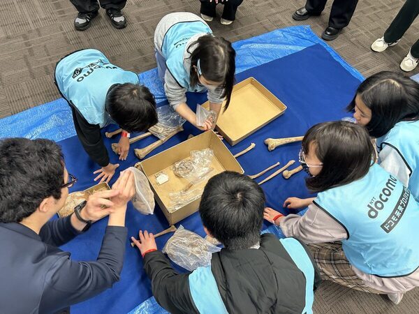 「これは鎖骨を刀で斬られた江戸時代の侍の骨」子どもたちが人骨から推理！ 「ドコモ未来フィールド」のアカデミック体験レポ