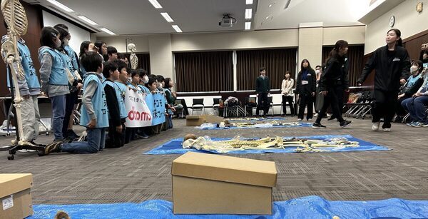 「これは鎖骨を刀で斬られた江戸時代の侍の骨」子どもたちが人骨から推理！ 「ドコモ未来フィールド」のアカデミック体験レポ