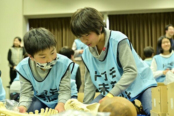 「これは鎖骨を刀で斬られた江戸時代の侍の骨」子どもたちが人骨から推理！ 「ドコモ未来フィールド」のアカデミック体験レポ