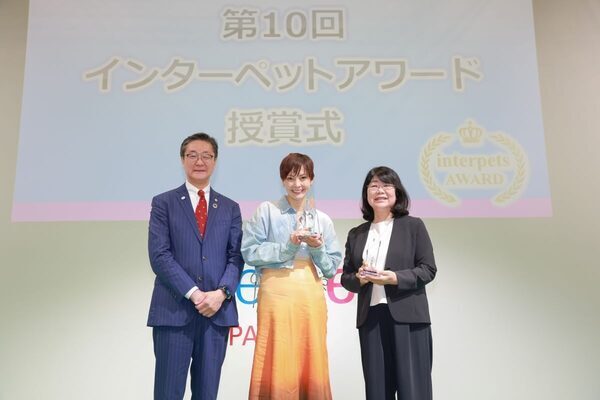 土屋アンナさん「猫6匹・保護犬3匹・子ども4人」の大家族暮らしを語る。瀕死の保護犬、どれだけ噛まれても「私はあなたを傷つけない」