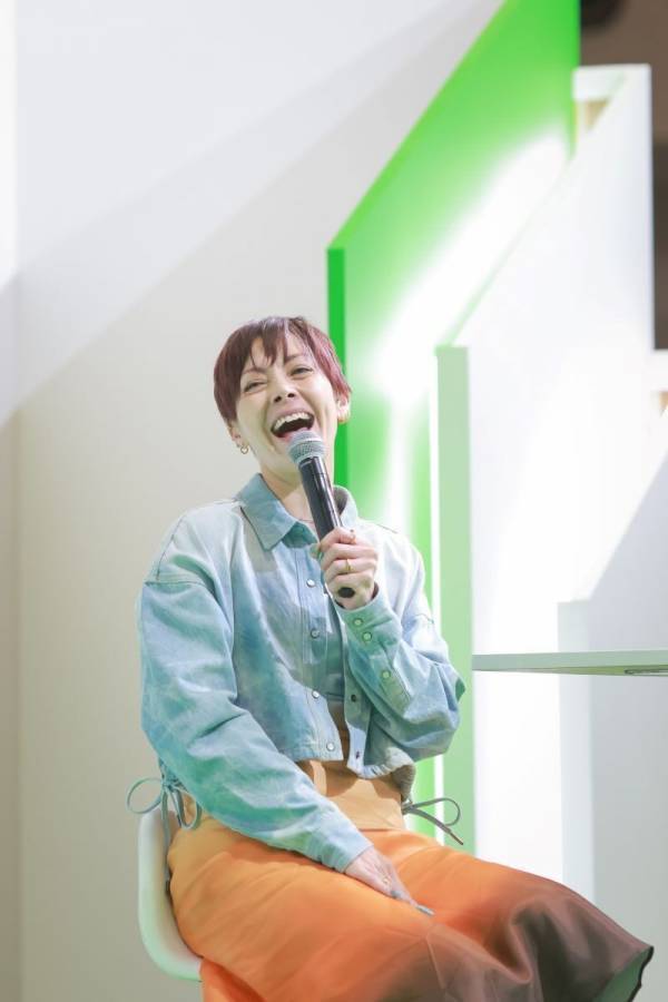 土屋アンナさん「猫6匹・保護犬3匹・子ども4人」の大家族暮らしを語る。瀕死の保護犬、どれだけ噛まれても「私はあなたを傷つけない」