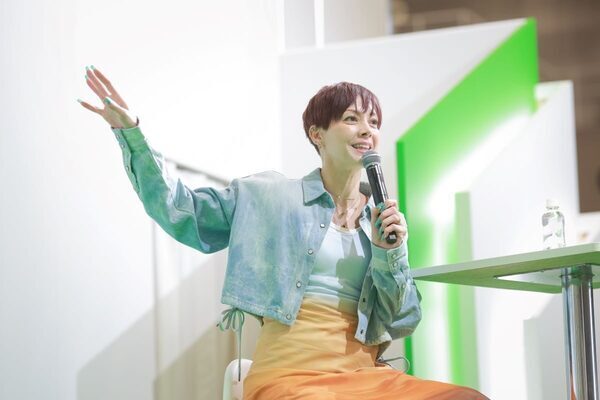 土屋アンナさん「猫6匹・保護犬3匹・子ども4人」の大家族暮らしを語る。瀕死の保護犬、どれだけ噛まれても「私はあなたを傷つけない」