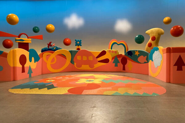 「おかあさんといっしょ」の美術セットの裏側を大公開！ クイズコーナーやフォトスポットも楽しめる企画展が4/22から川口市で開催