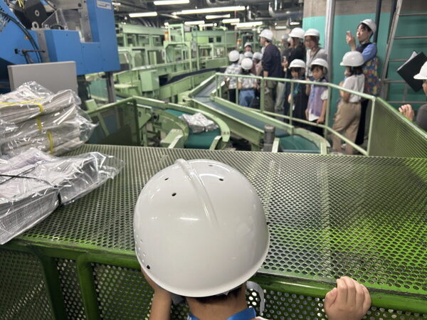 【とんでもないデカさ】に親子でビックリ！新聞印刷工場の最新設備見学レポートをお届け（東日印刷）