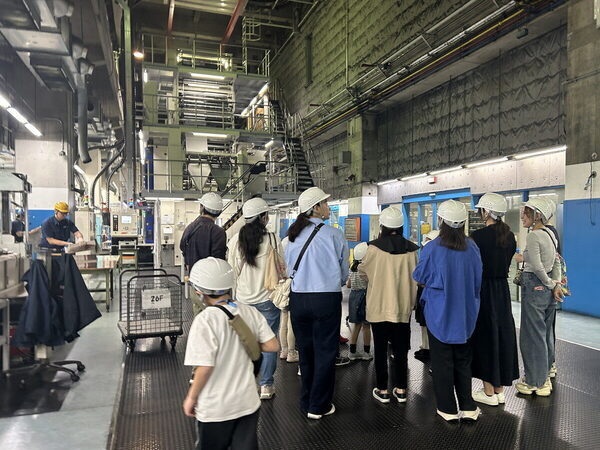 【とんでもないデカさ】に親子でビックリ！新聞印刷工場の最新設備見学レポートをお届け（東日印刷）