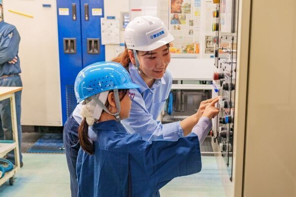 【とんでもないデカさ】に親子でビックリ！新聞印刷工場の最新設備見学レポートをお届け（東日印刷）