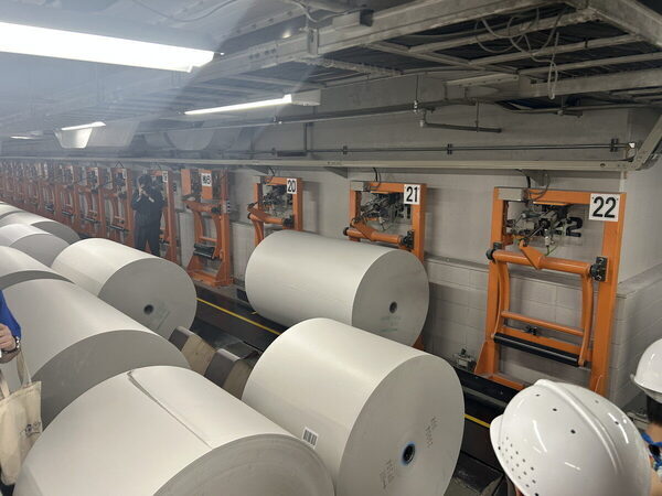 【とんでもないデカさ】に親子でビックリ！新聞印刷工場の最新設備見学レポートをお届け（東日印刷）