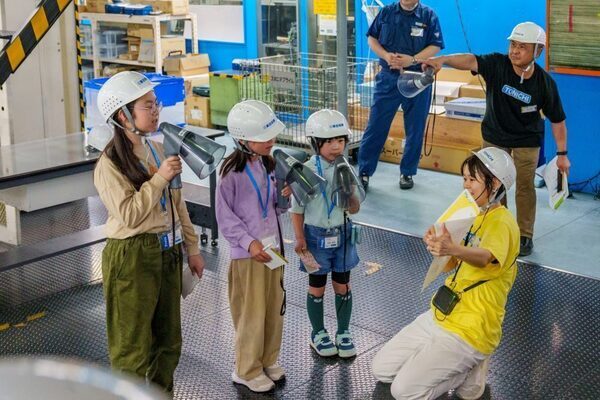 【とんでもないデカさ】に親子でビックリ！新聞印刷工場の最新設備見学レポートをお届け（東日印刷）