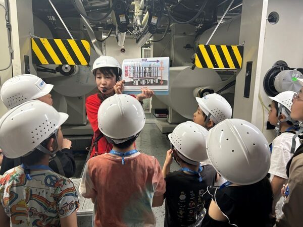 【とんでもないデカさ】に親子でビックリ！新聞印刷工場の最新設備見学レポートをお届け（東日印刷）