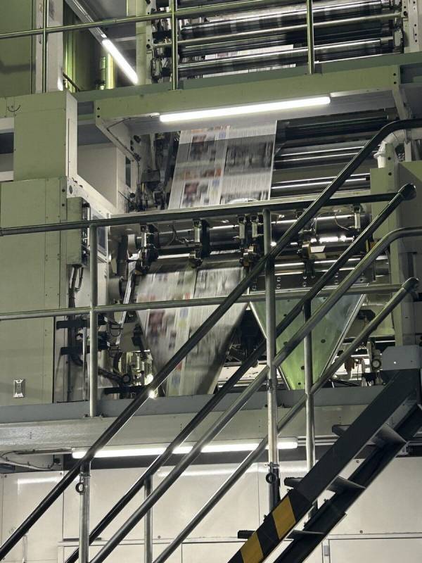 【とんでもないデカさ】に親子でビックリ！新聞印刷工場の最新設備見学レポートをお届け（東日印刷）