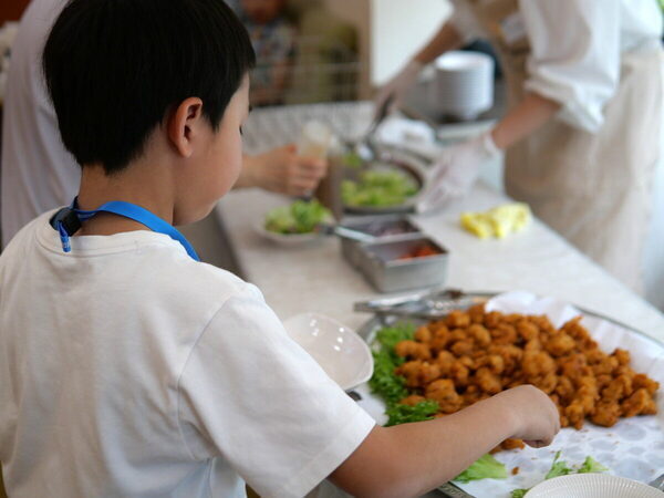 【とんでもないデカさ】に親子でビックリ！新聞印刷工場の最新設備見学レポートをお届け（東日印刷）