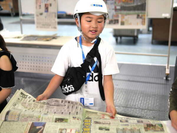 【とんでもないデカさ】に親子でビックリ！新聞印刷工場の最新設備見学レポートをお届け（東日印刷）