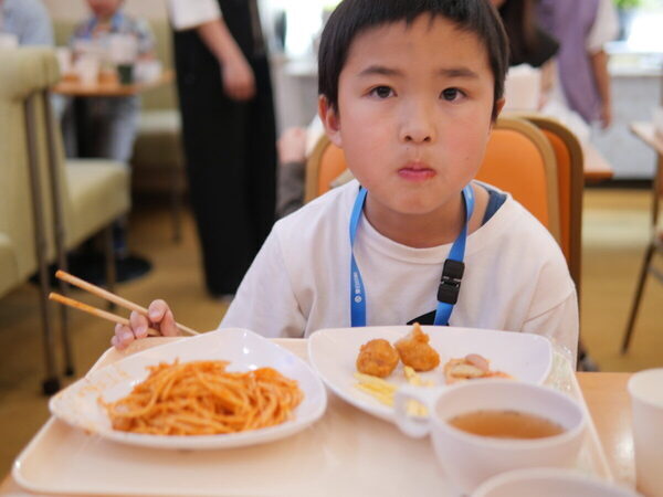 【とんでもないデカさ】に親子でビックリ！新聞印刷工場の最新設備見学レポートをお届け（東日印刷）