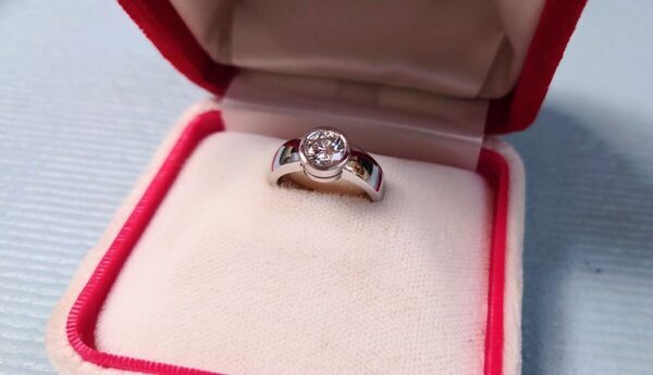 婚約が決まり、母から受け継いだのは「いかにも昭和」のバブルなダイヤの指輪だったけれど…