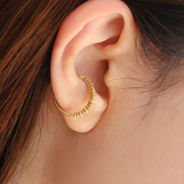 それはまるで、波打ってきらめく海の水面。大人の魅力を引き立ててる「POUR TOI」の2wayジュエリー