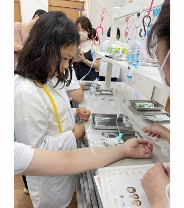 聴診器、点滴、心エコー、白衣を着て本物の医療器具を使った体験ができる！【小1生〜中3生対象】現役のお医者さんから学べる職場体験